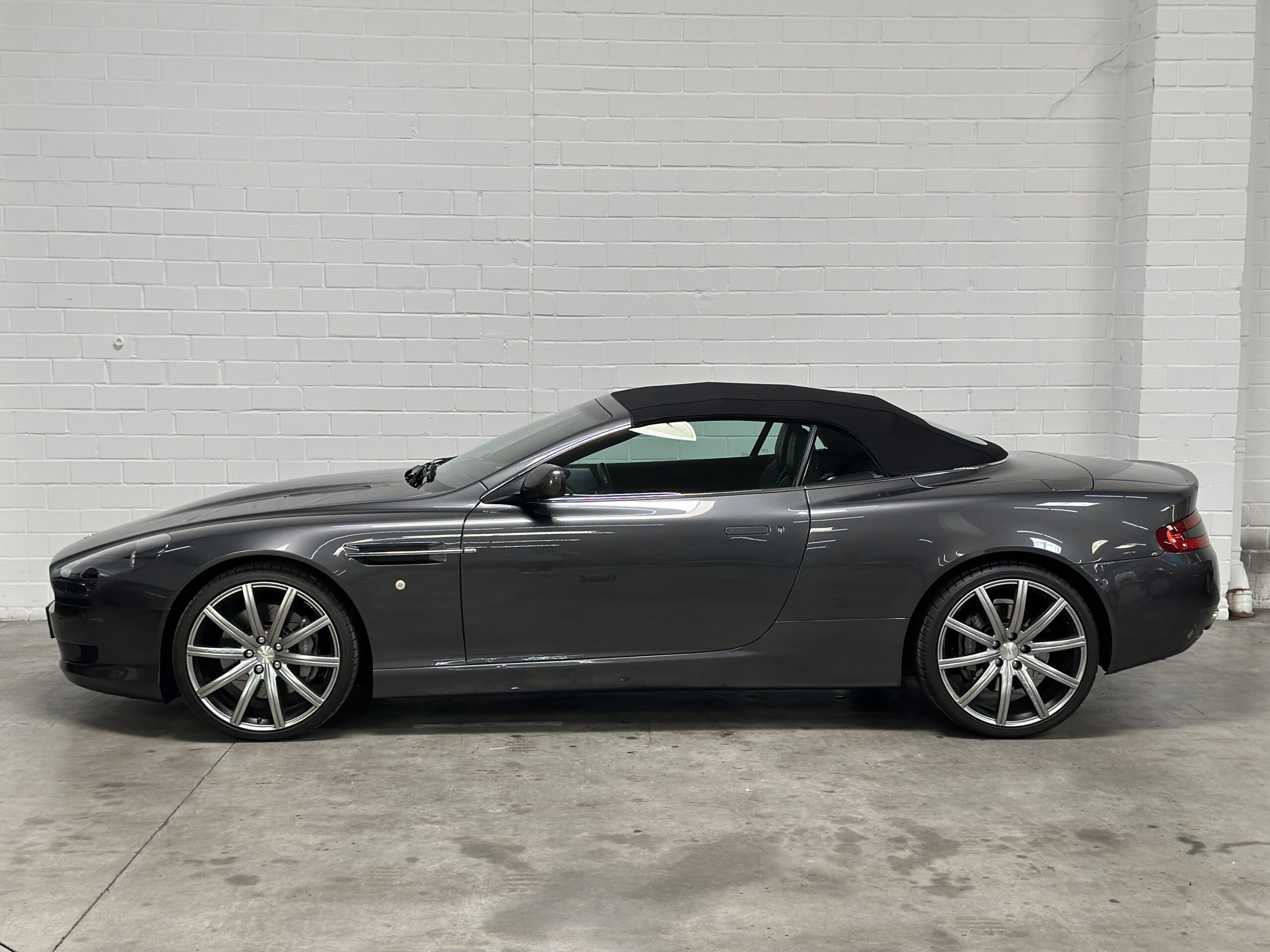 
Aston Martin DB9 VOLANTE 6.0 It EU Model full									
