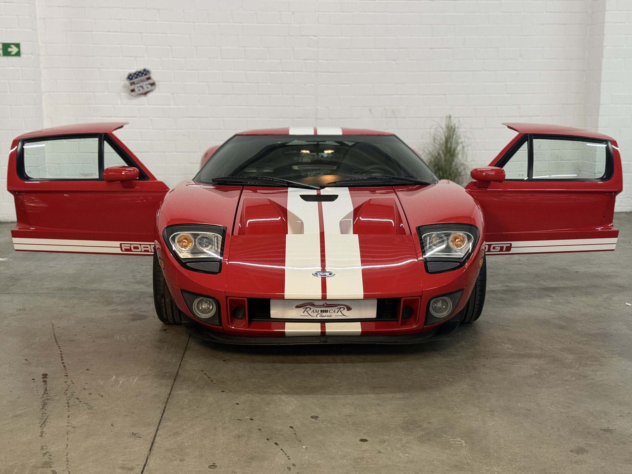 
Ford GT – nur 13.500 km – Scheckheftgepflegt full									