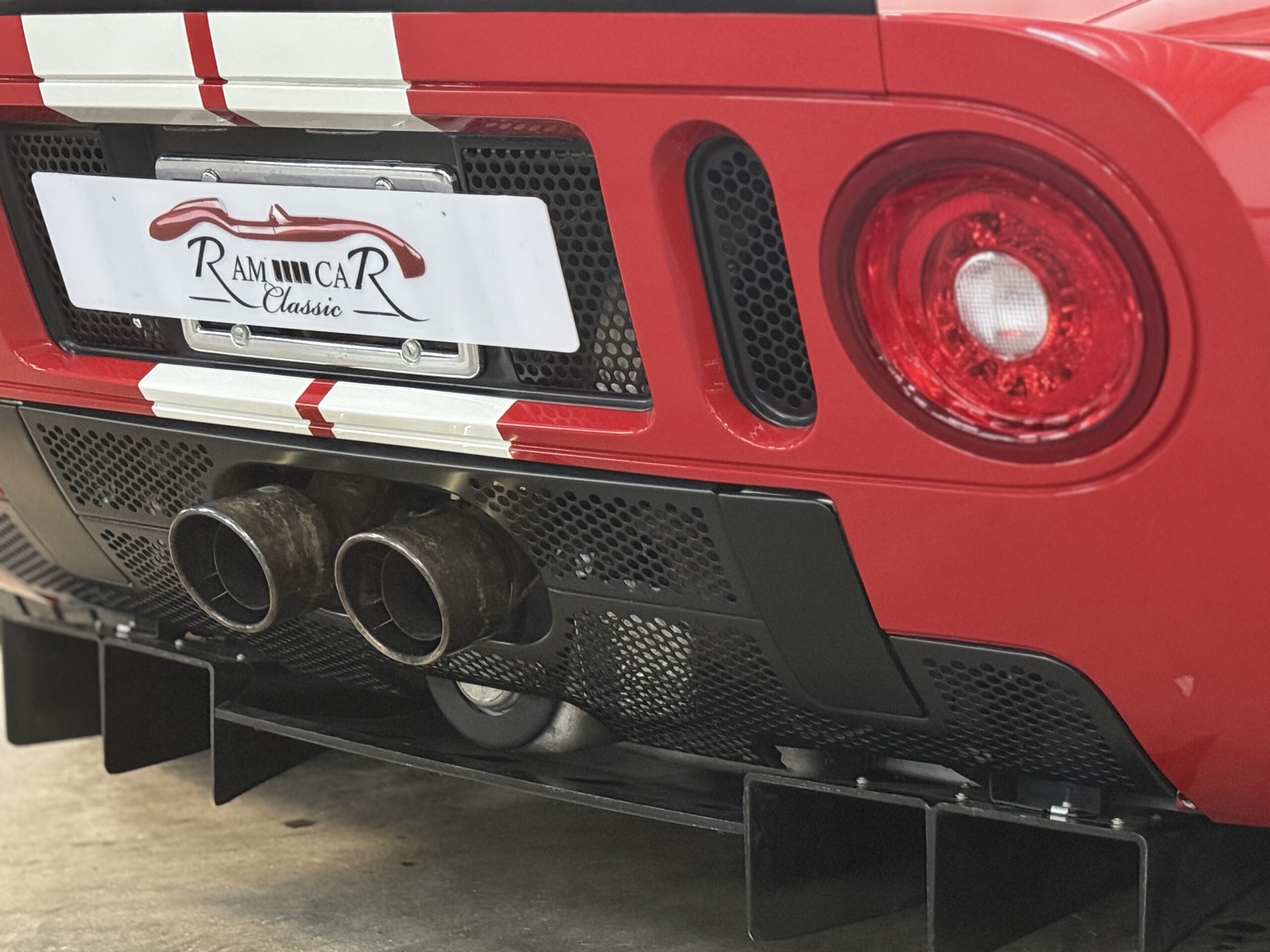 
Ford GT – nur 13.500 km – Scheckheftgepflegt full									