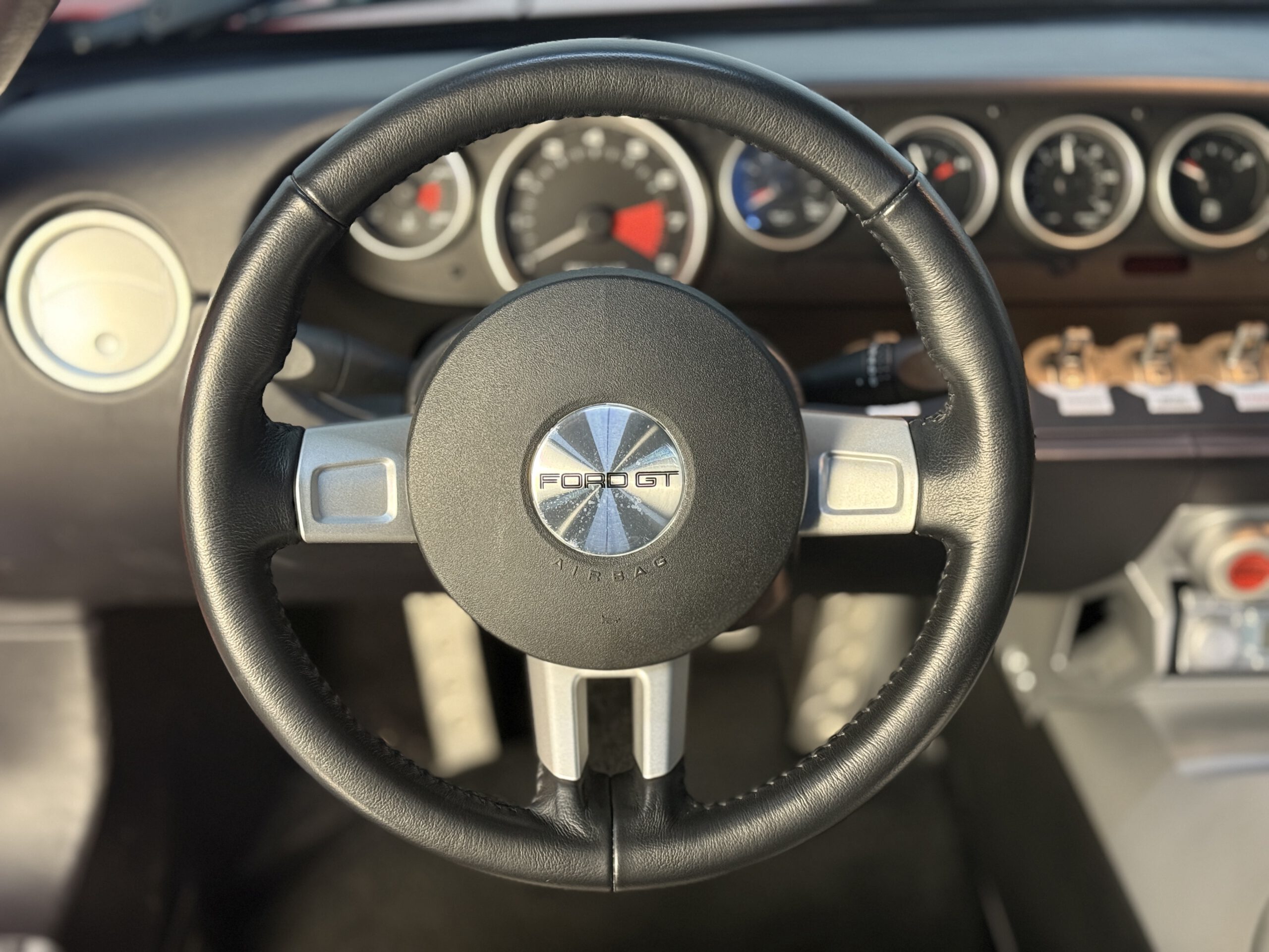 
Ford GT – nur 13.500 km – Scheckheftgepflegt full									