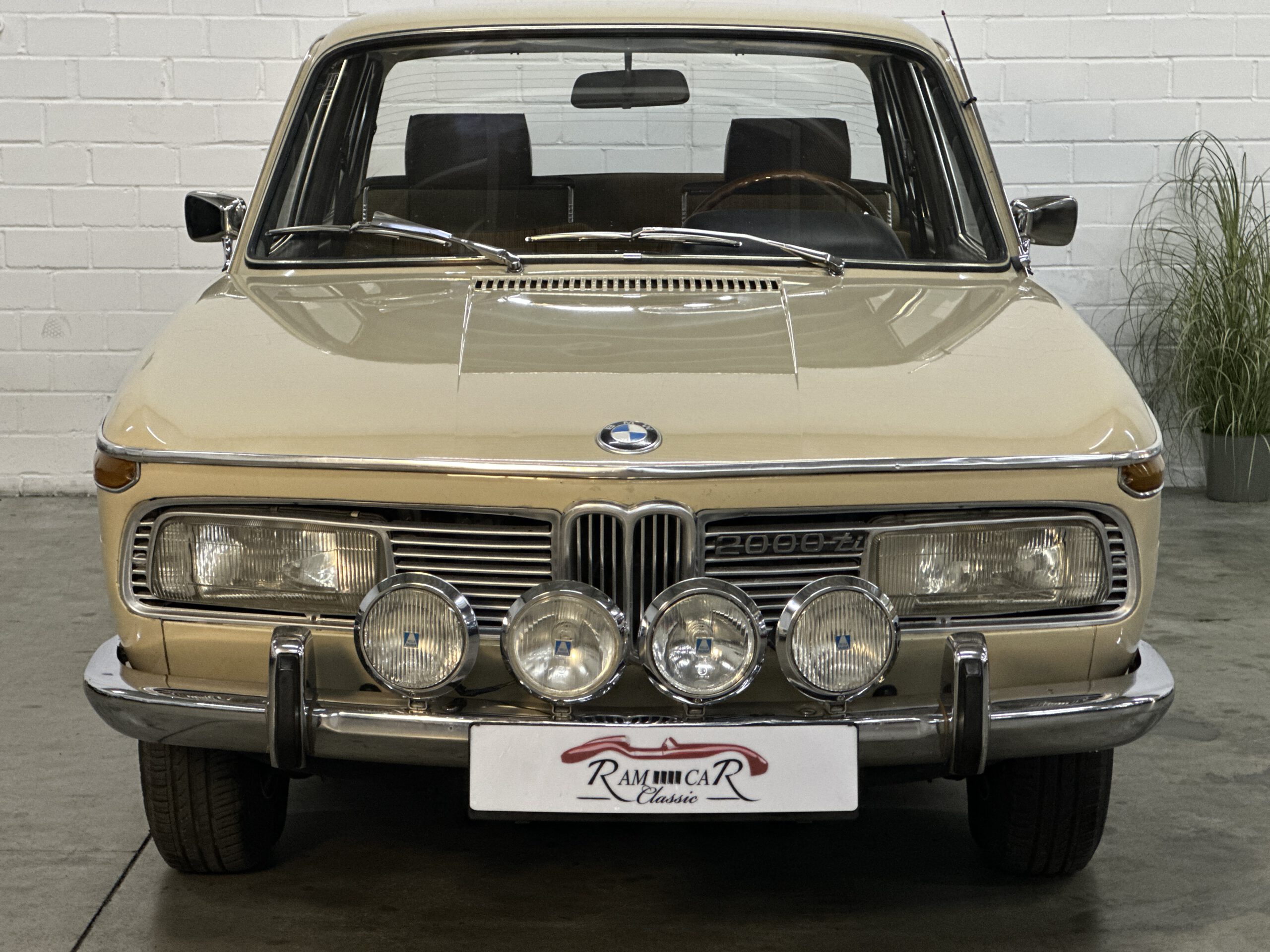 
BMW 2000 Tilux im Originalzustand – ungeschweißt full									