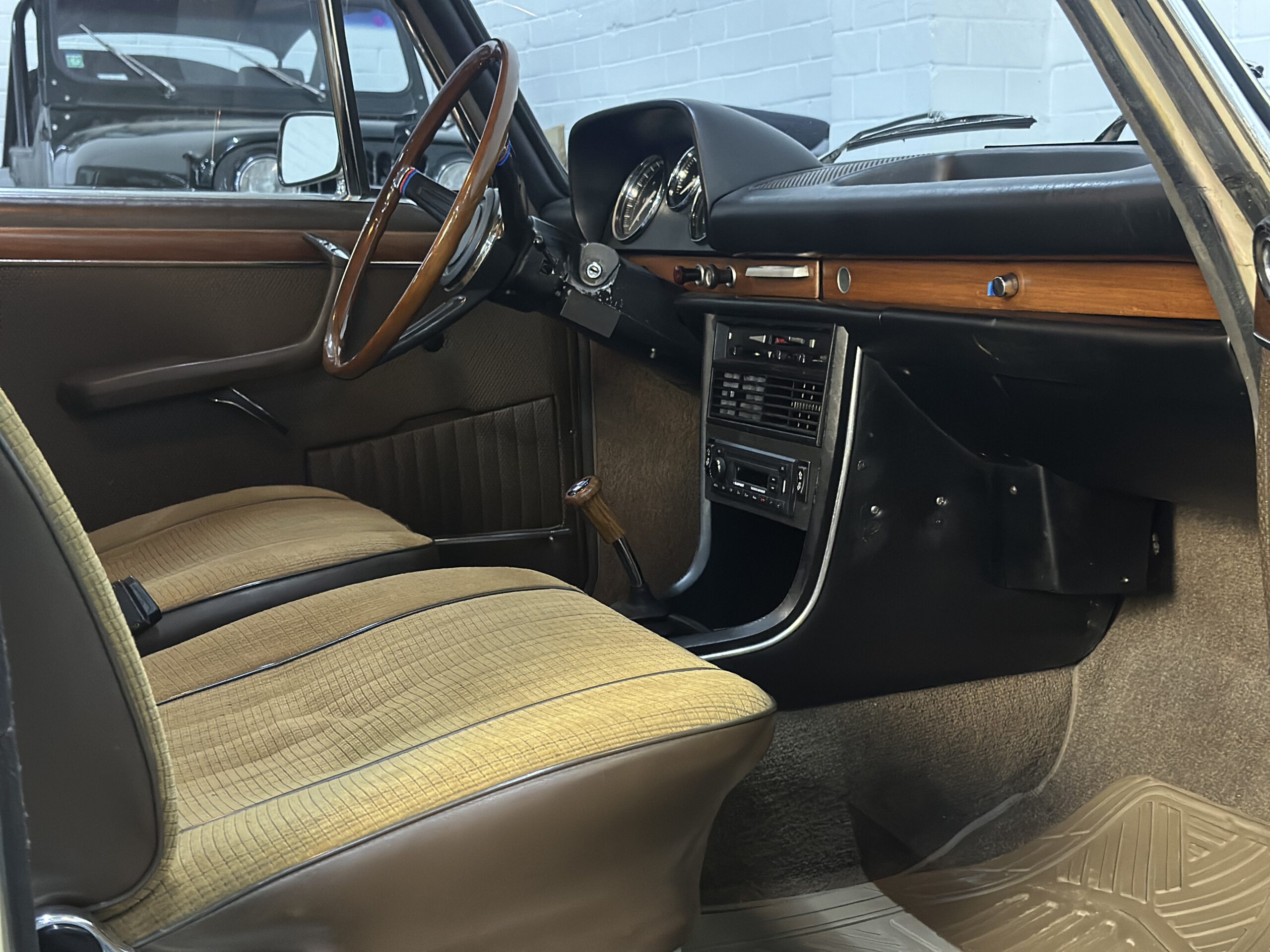 
BMW 2000 Tilux im Originalzustand – ungeschweißt full									