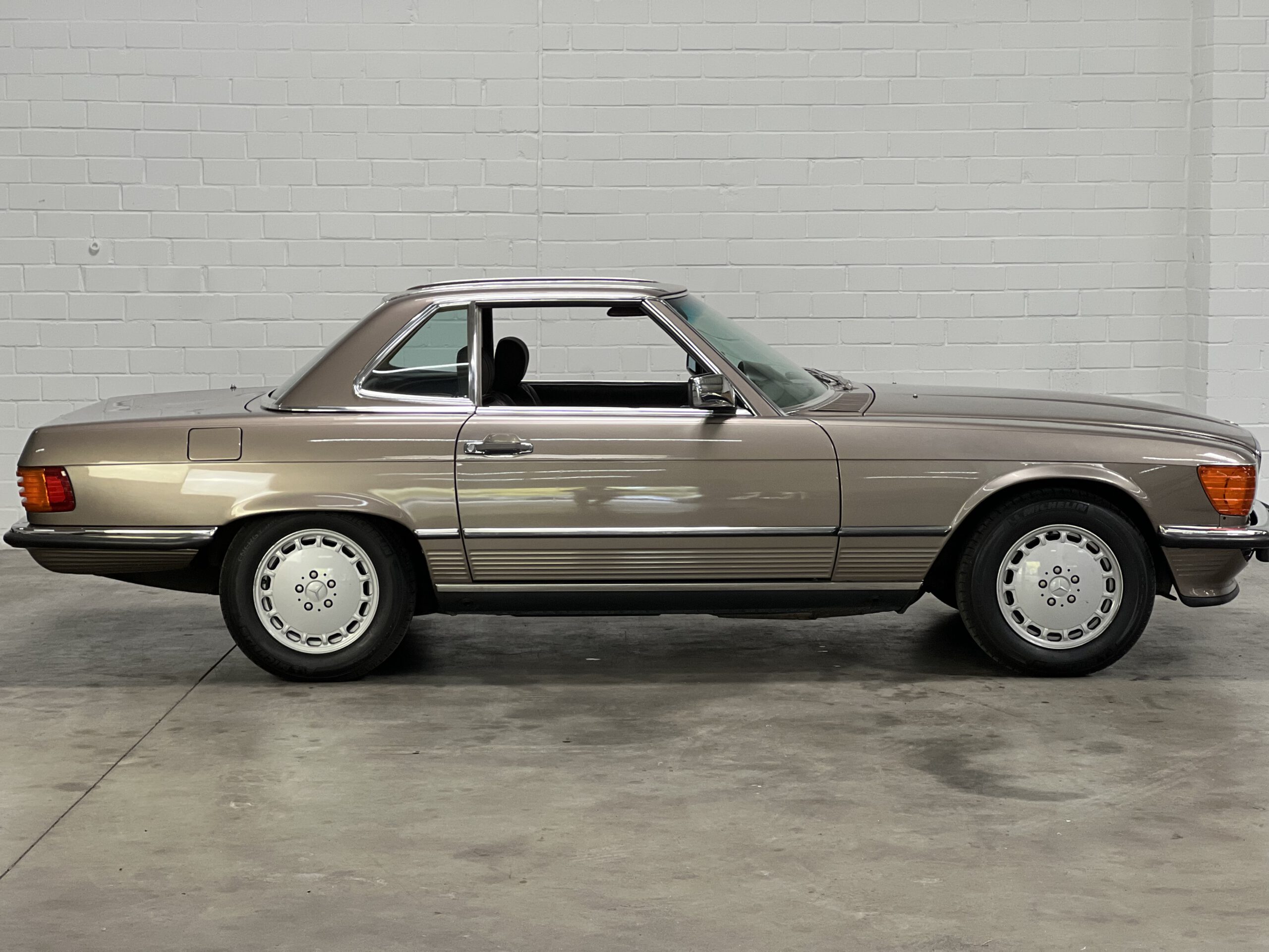 
Mercedes-Benz SL 560 full									