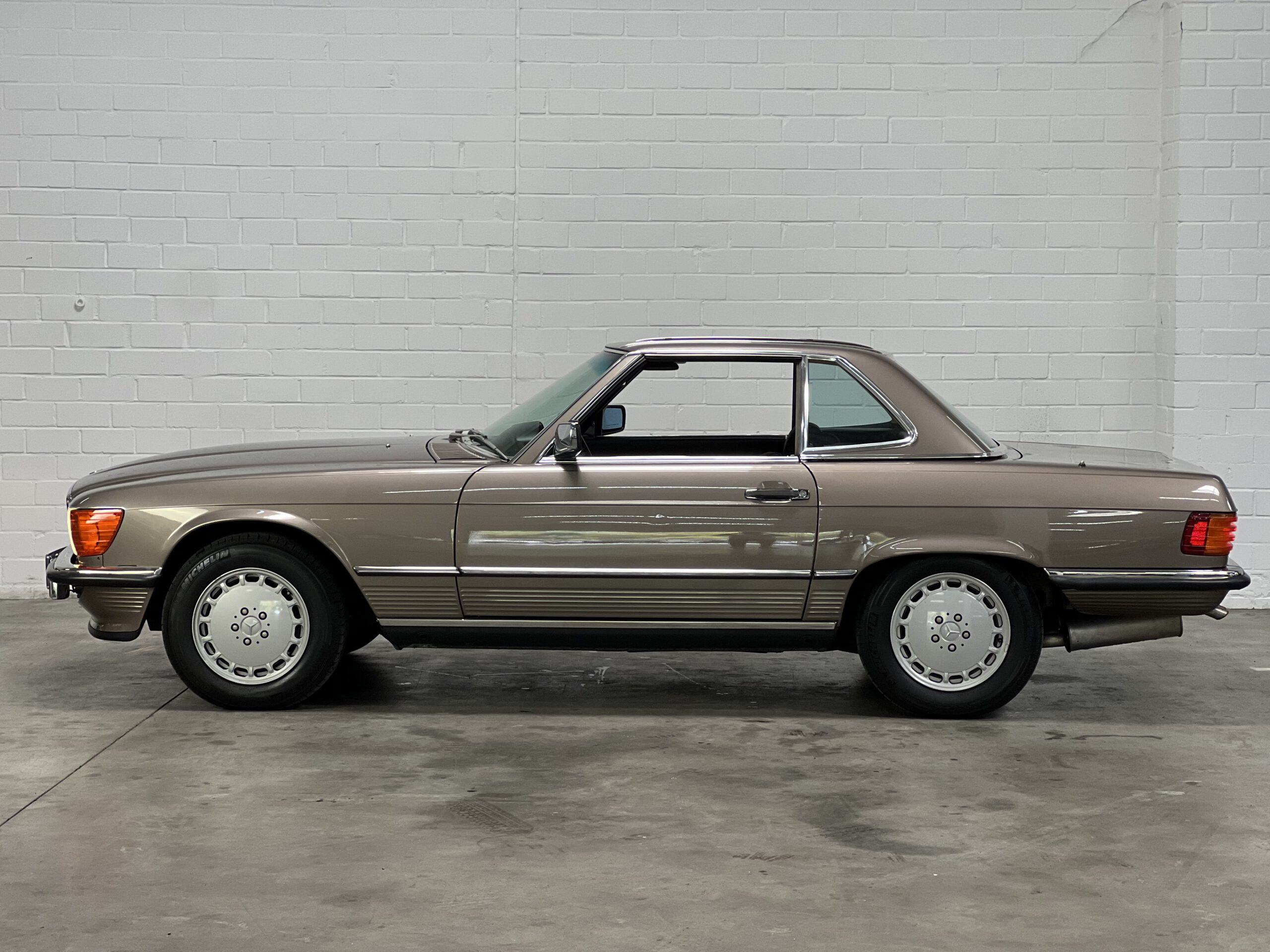 
								Mercedes-Benz SL 560 full									