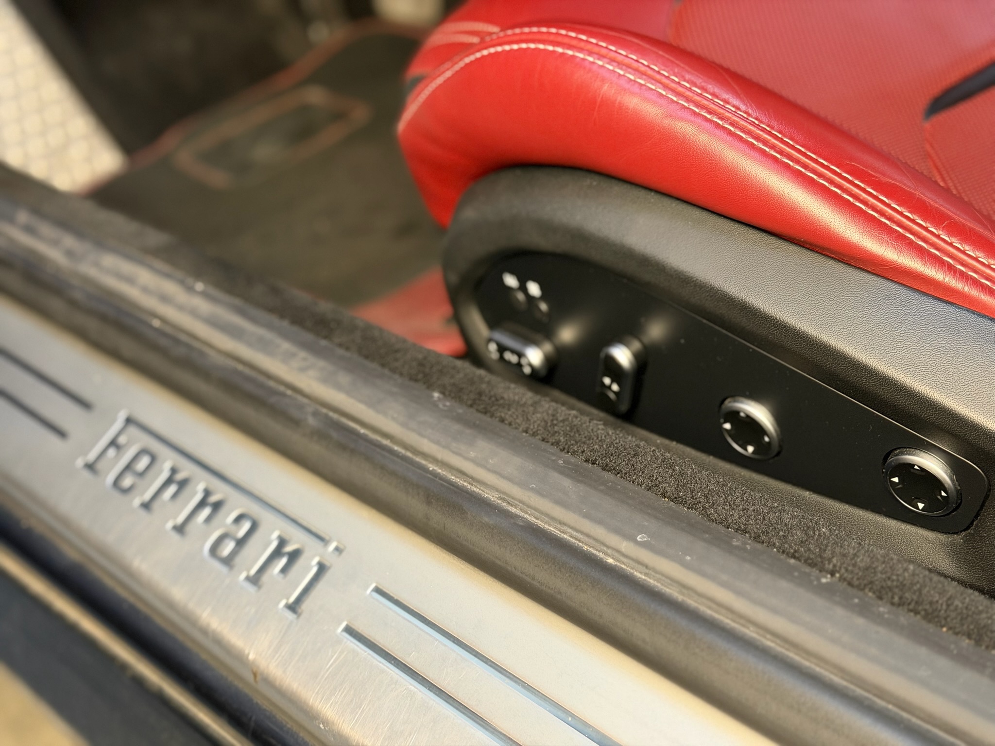 
								Ferrari GTC4Lusso 2. Hand Ferrari Scheckheft inkl. MwSt. full									