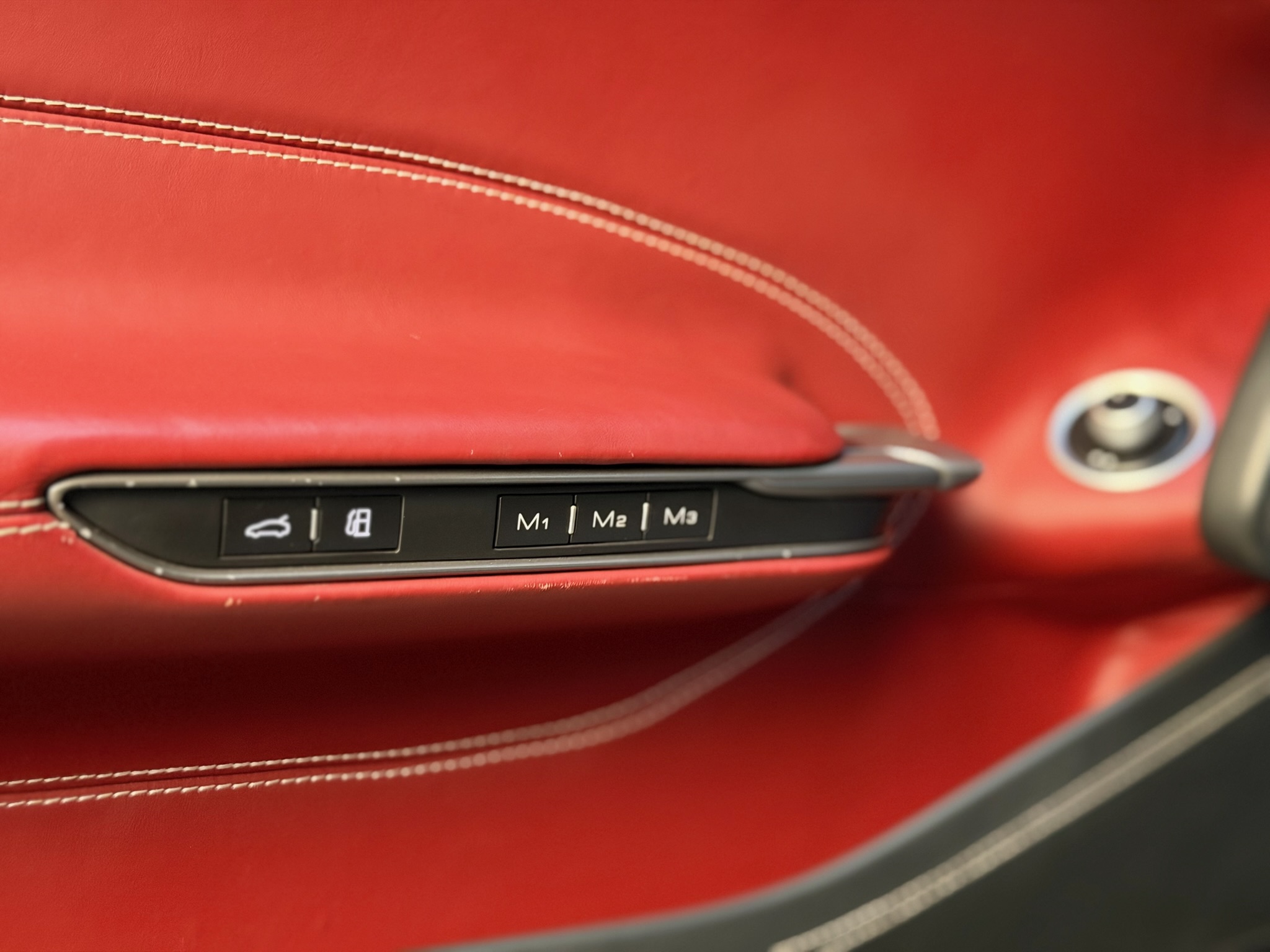 
								Ferrari GTC4Lusso 2. Hand Ferrari Scheckheft inkl. MwSt. full									