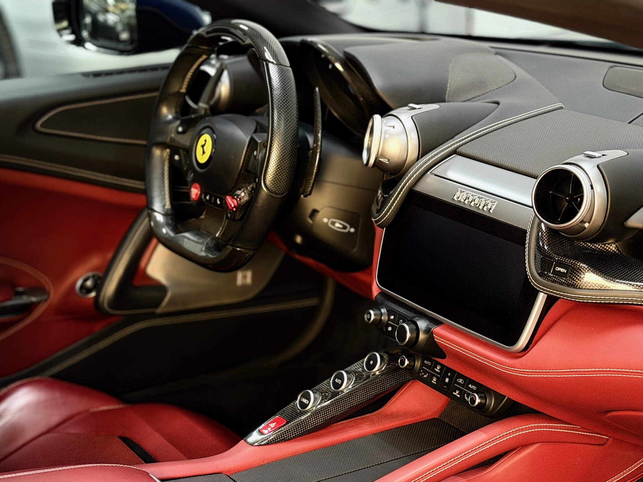 
								Ferrari GTC4Lusso 2. Hand Ferrari Scheckheft inkl. MwSt. full									