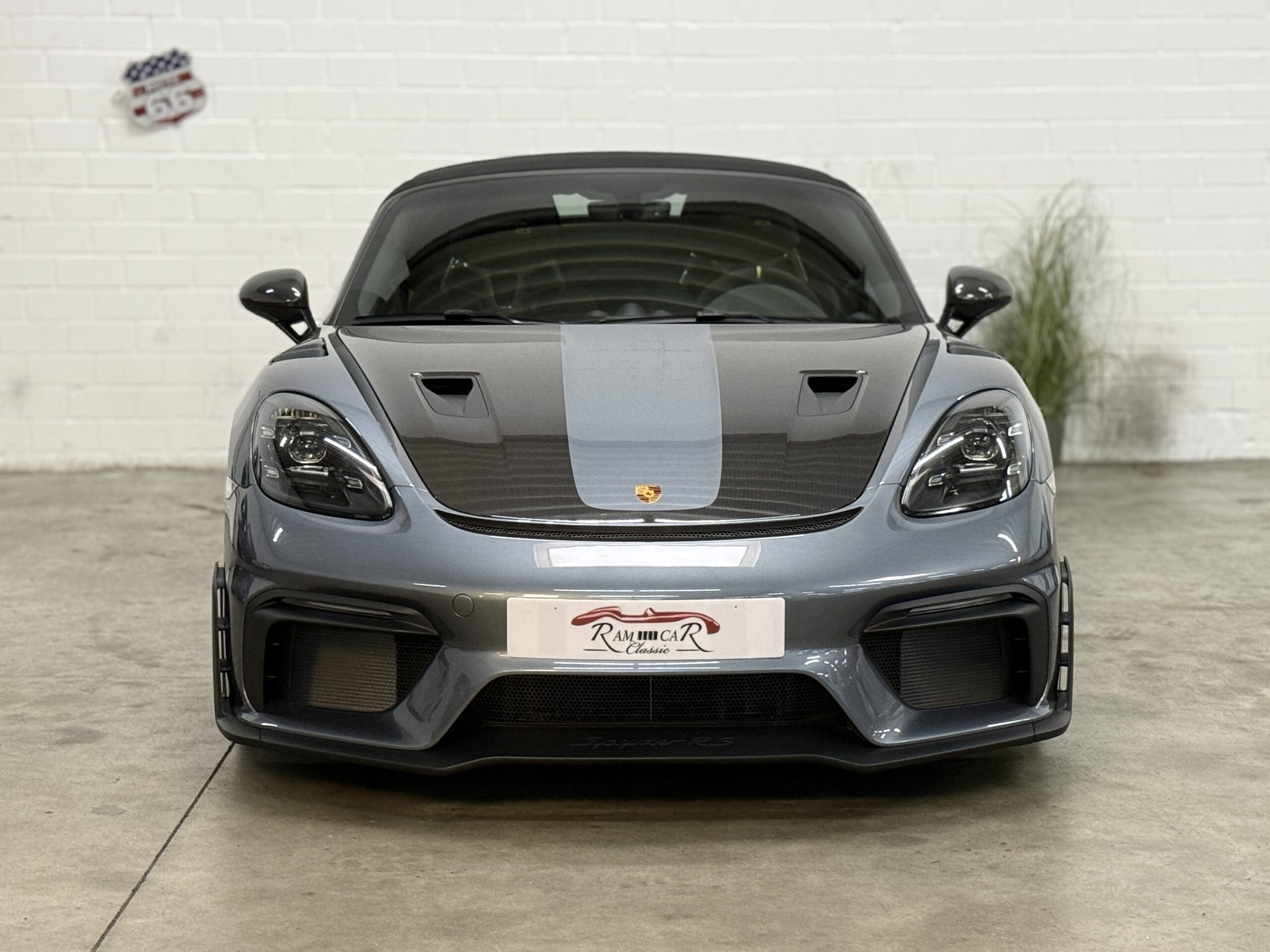 
								Porsche 718 Spyder RS full									