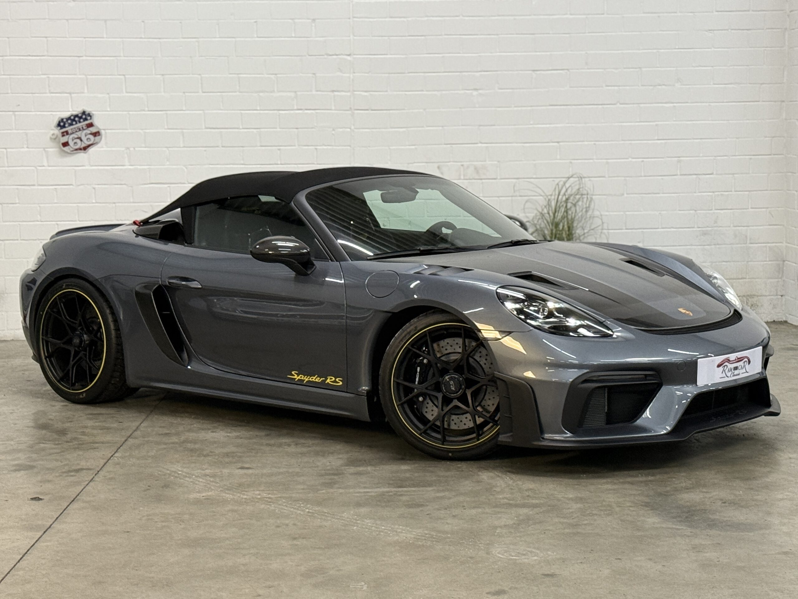 
								Porsche 718 Spyder RS full									