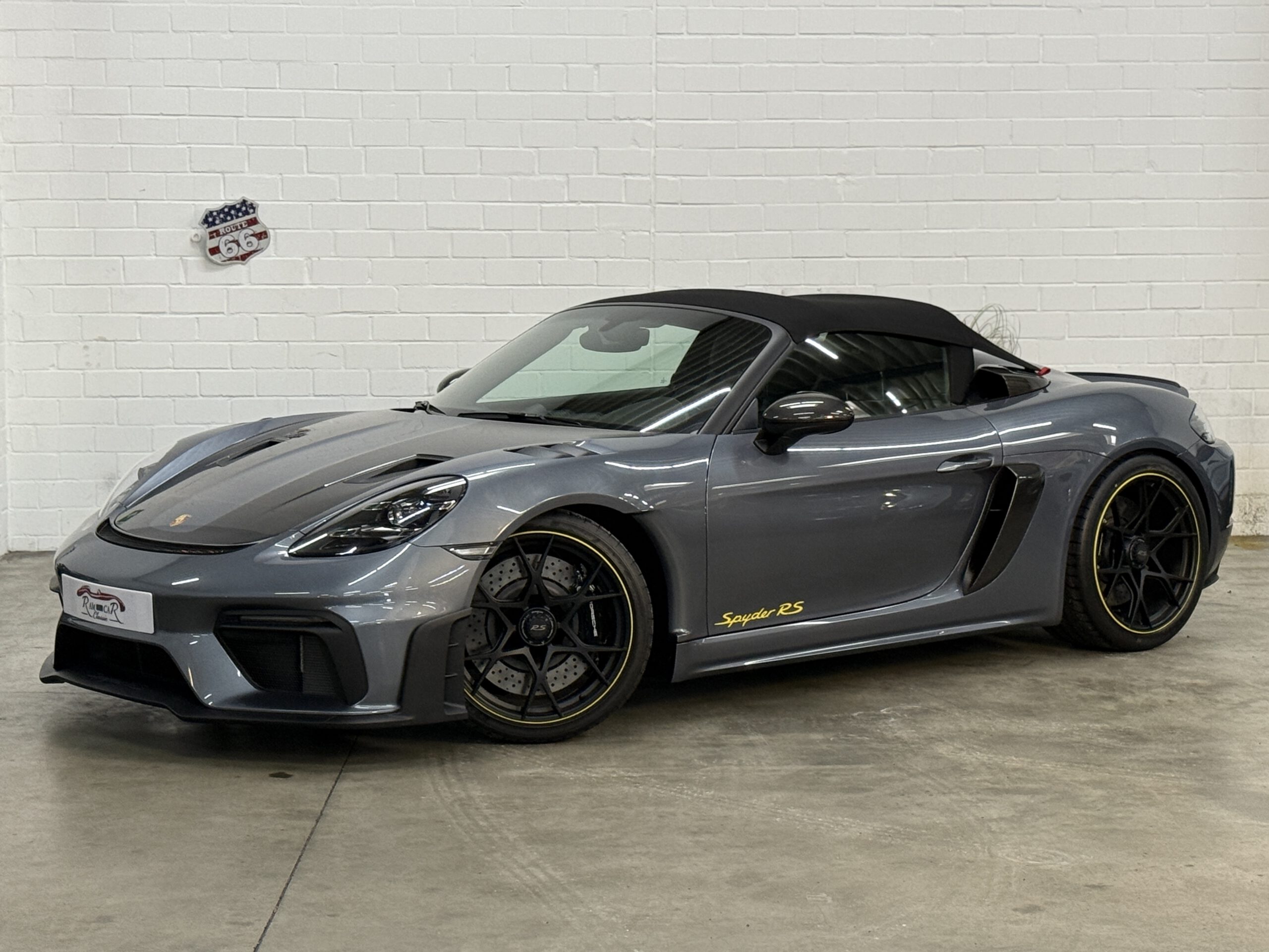 
								Porsche 718 Spyder RS full									