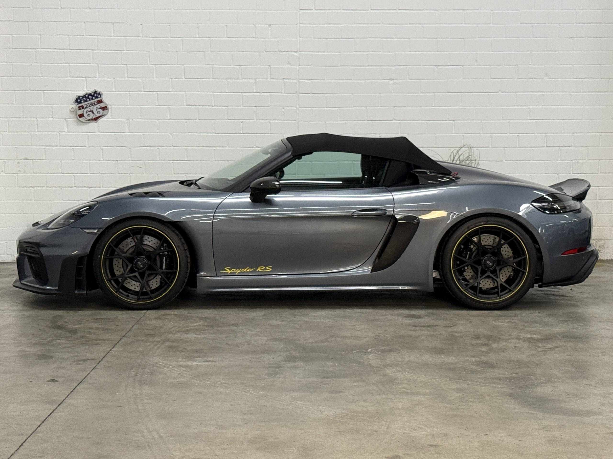 
								Porsche 718 Spyder RS full									