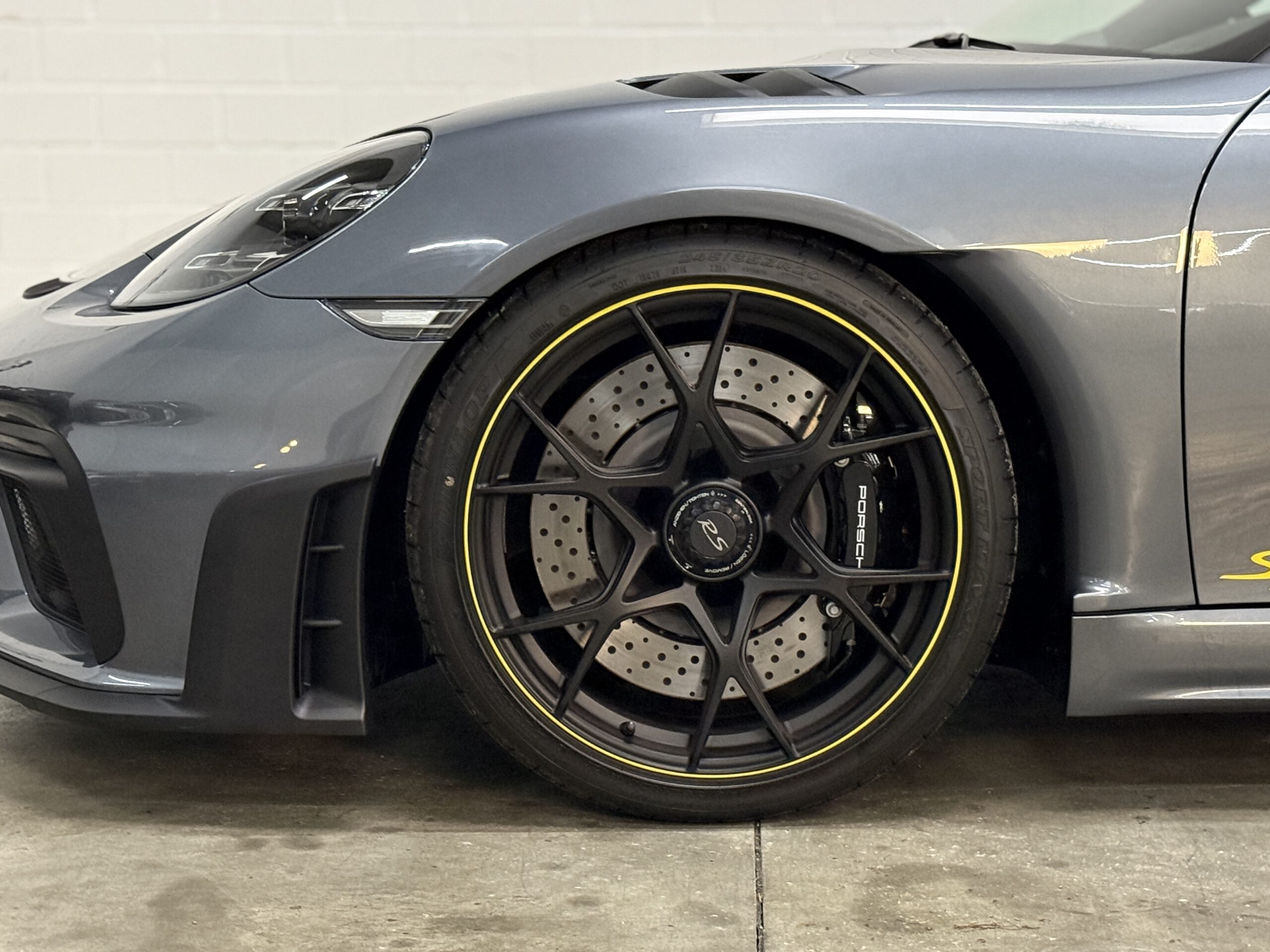 
								Porsche 718 Spyder RS full									