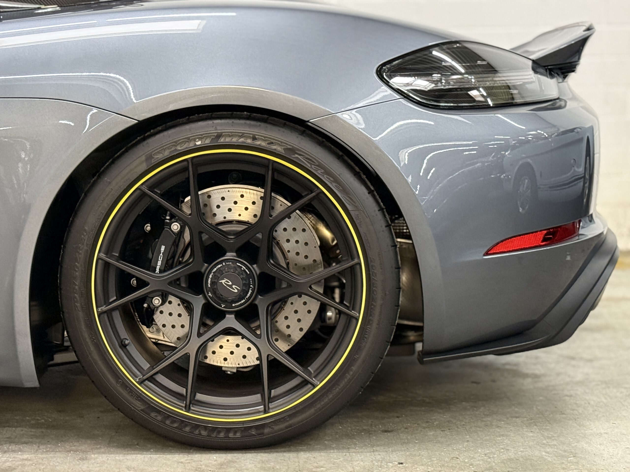 
								Porsche 718 Spyder RS full									