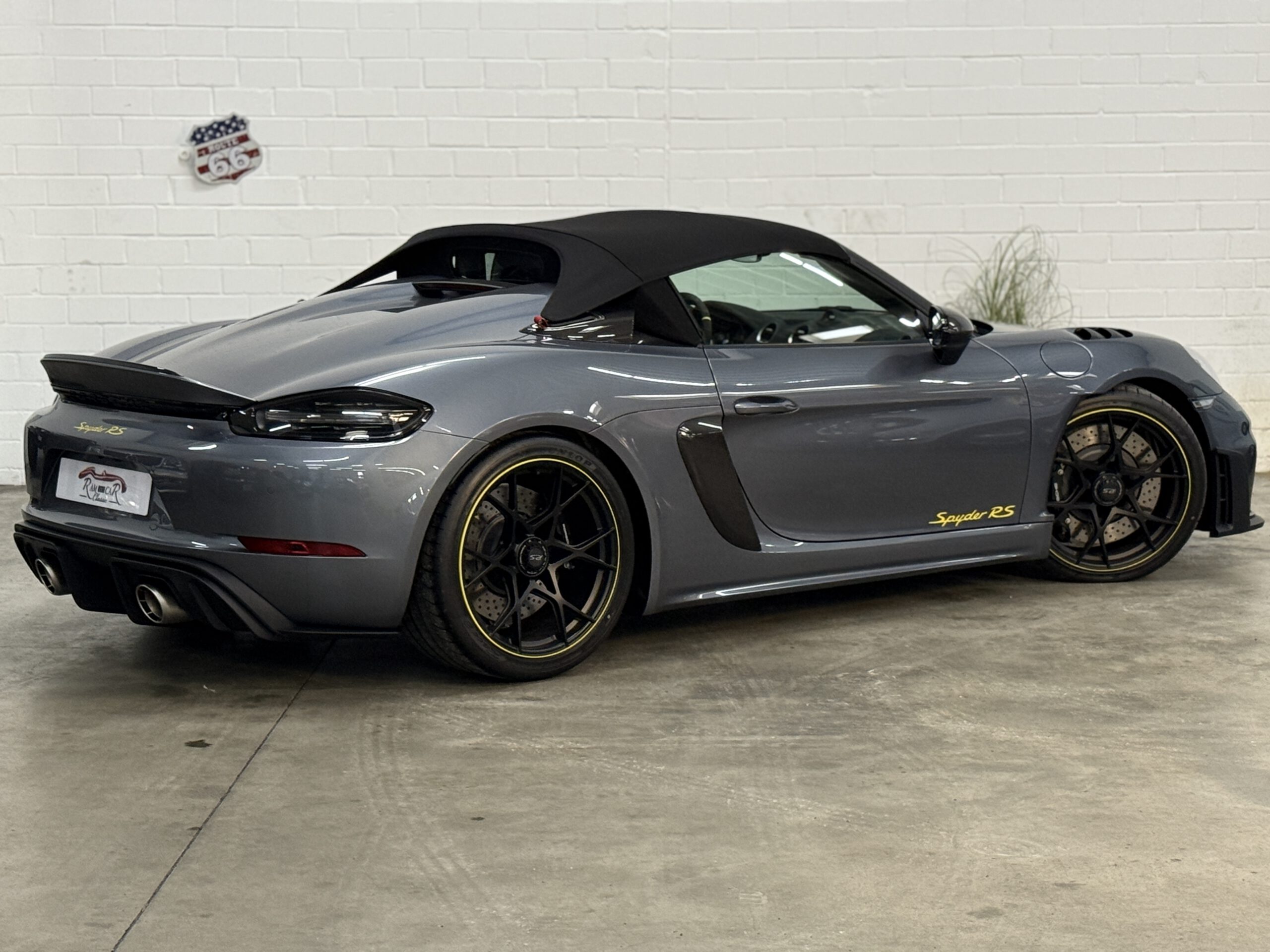 
								Porsche 718 Spyder RS full									