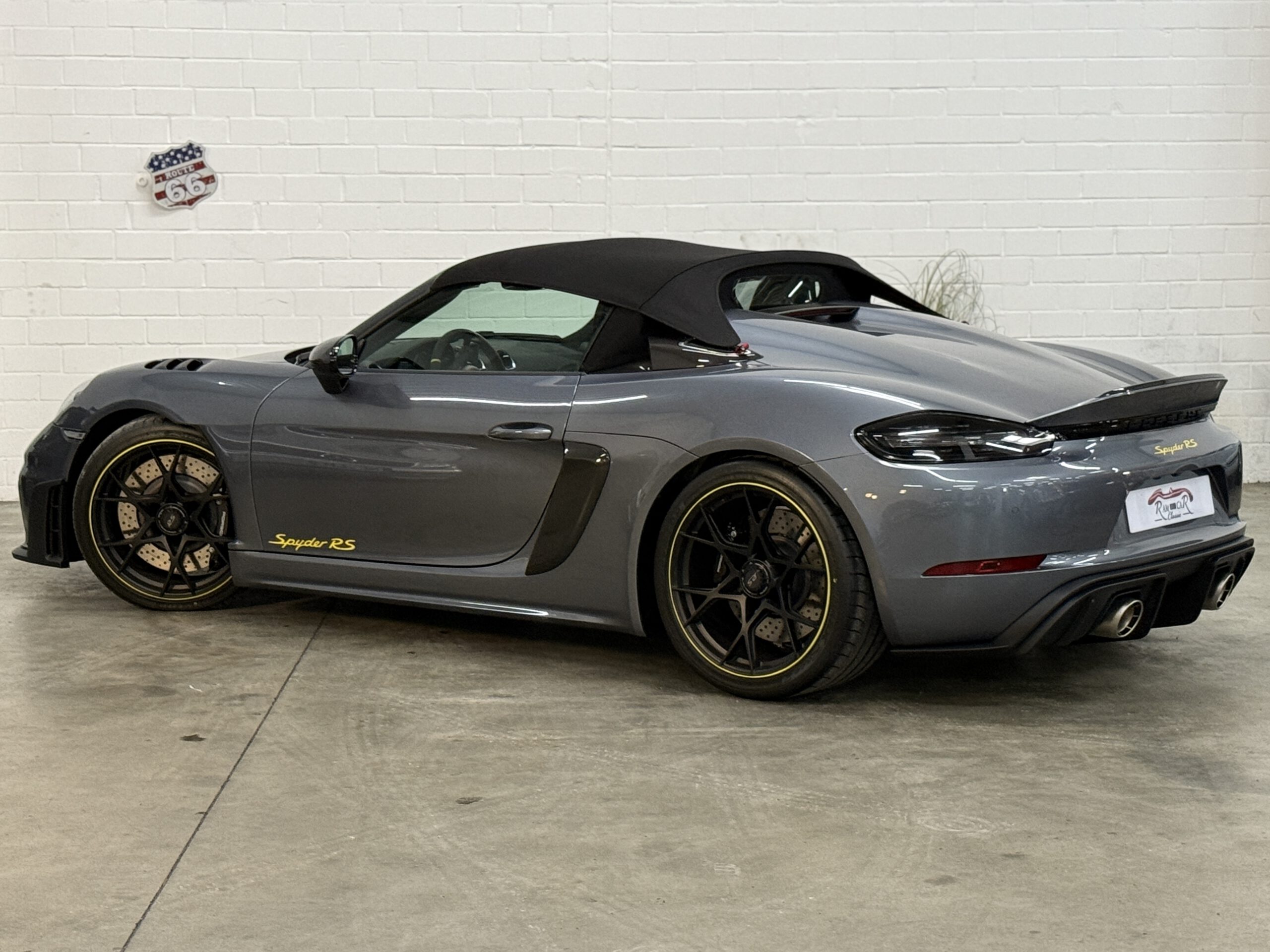 
								Porsche 718 Spyder RS full									