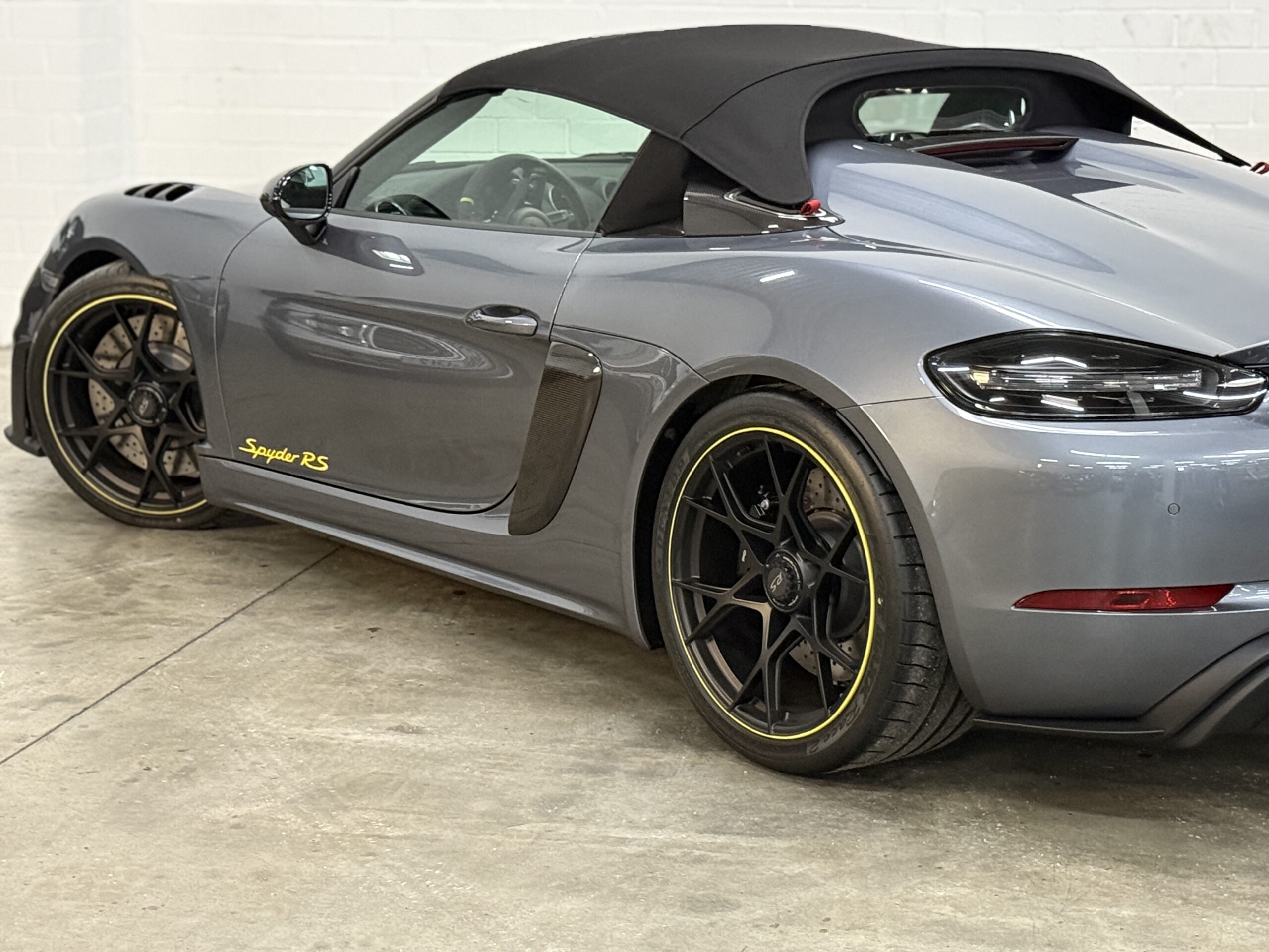 
								Porsche 718 Spyder RS full									