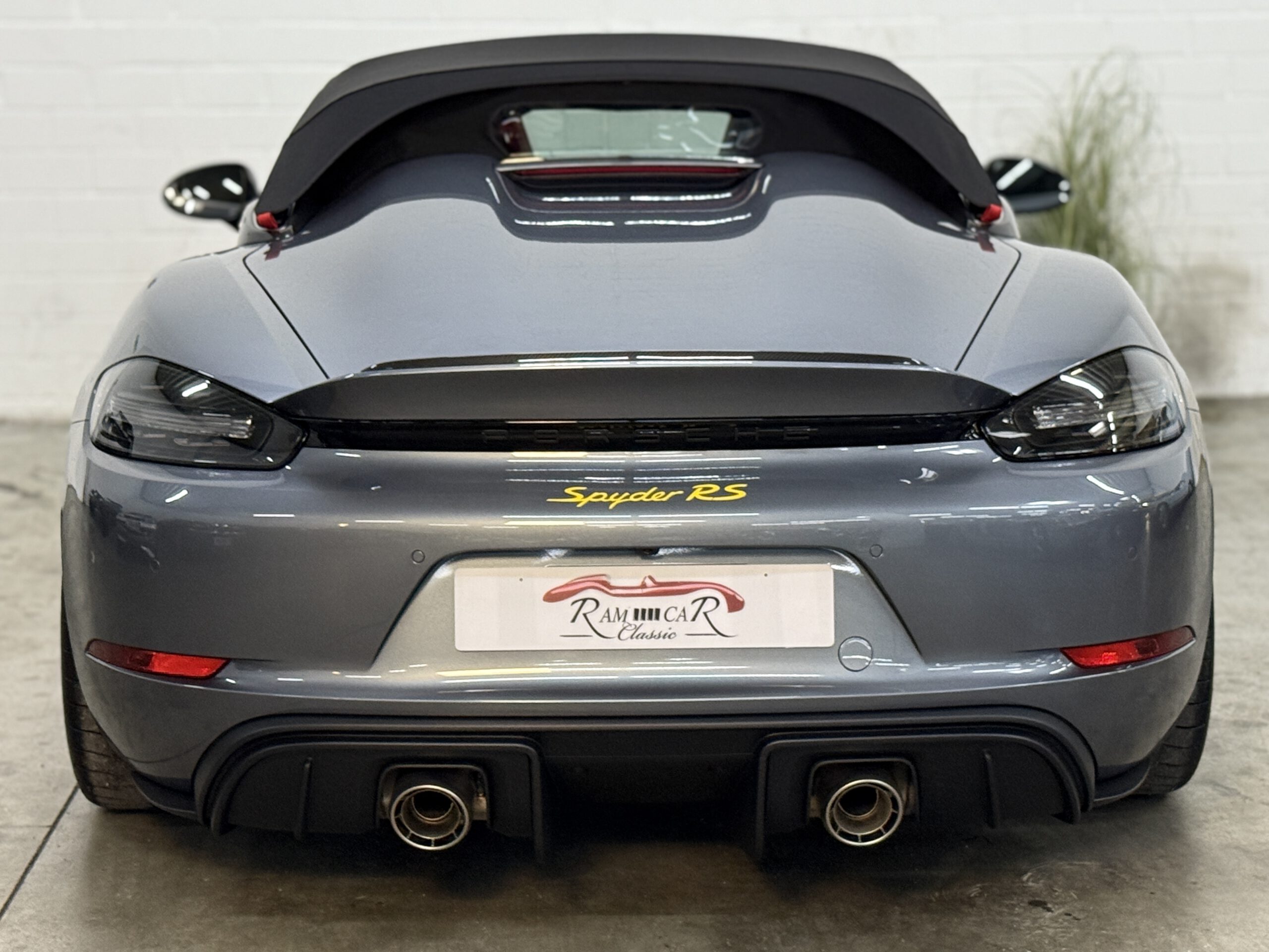 
								Porsche 718 Spyder RS full									