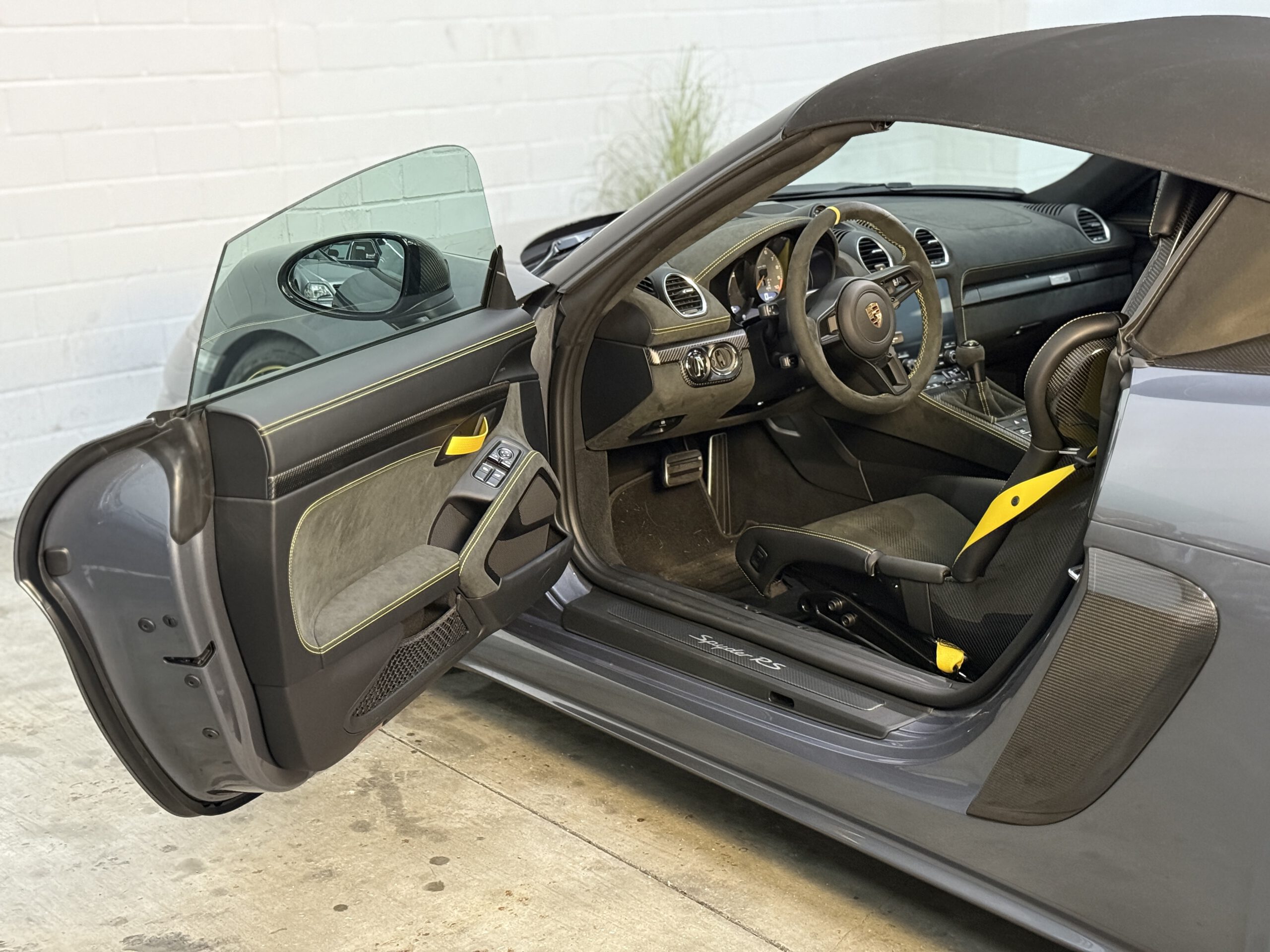 
								Porsche 718 Spyder RS full									