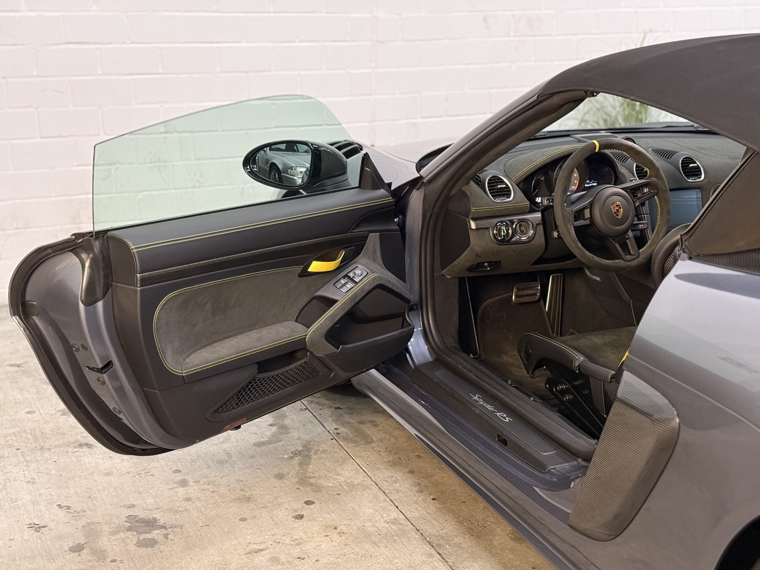 
								Porsche 718 Spyder RS full									