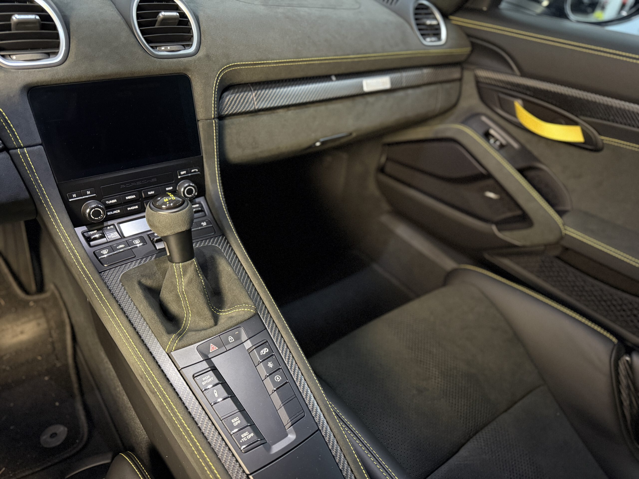 
								Porsche 718 Spyder RS full									