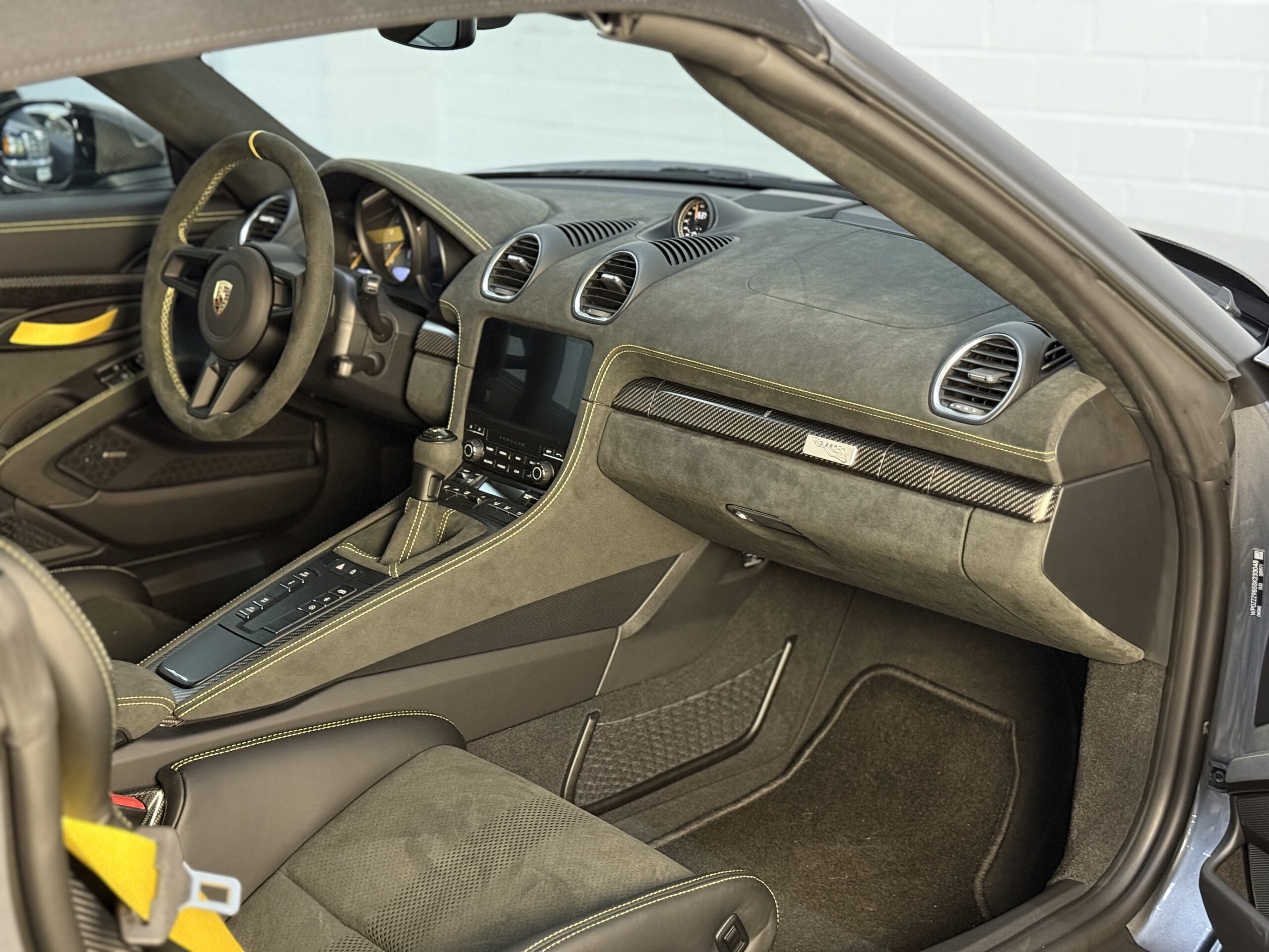 
								Porsche 718 Spyder RS full									