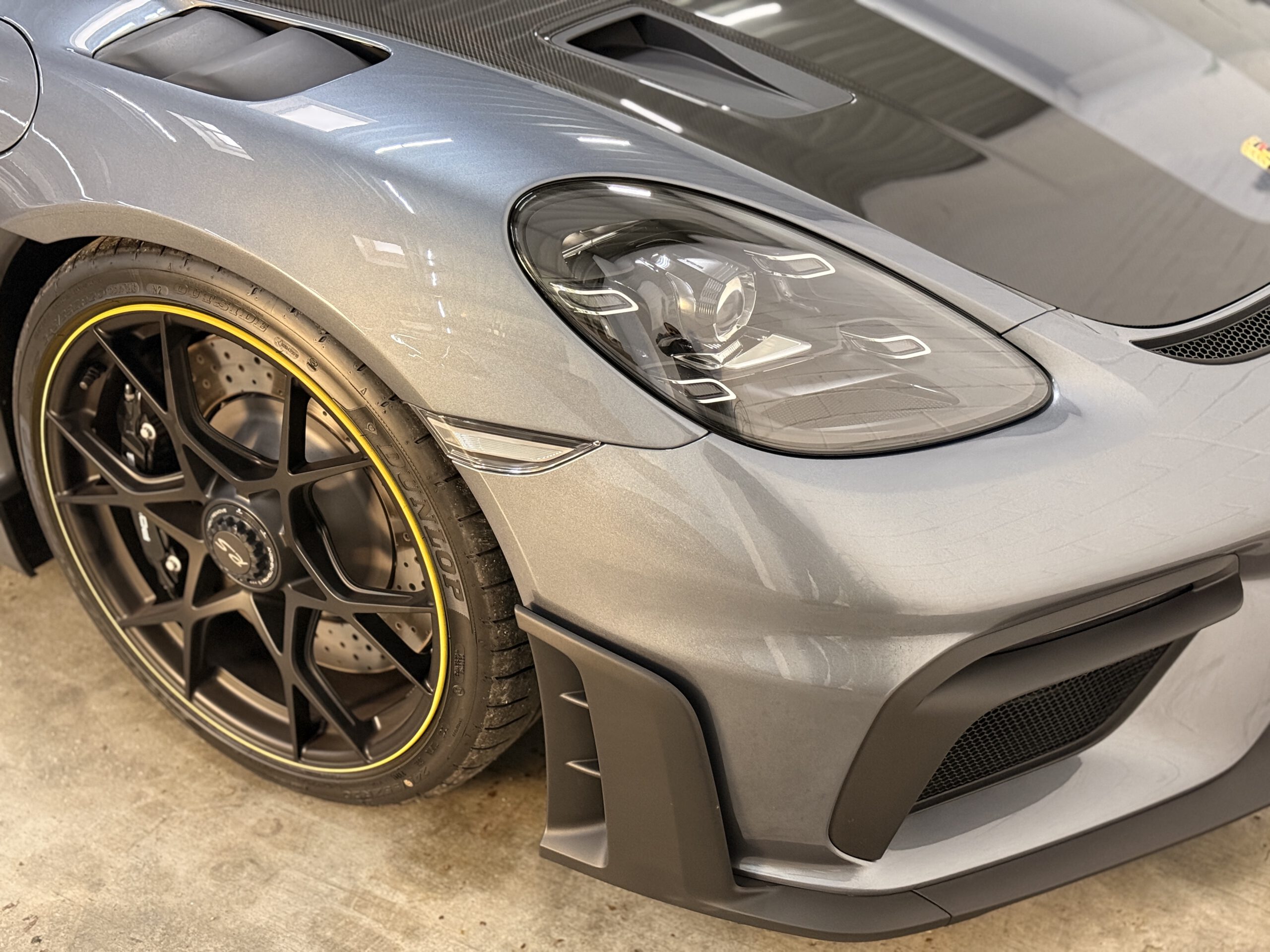 
								Porsche 718 Spyder RS full									