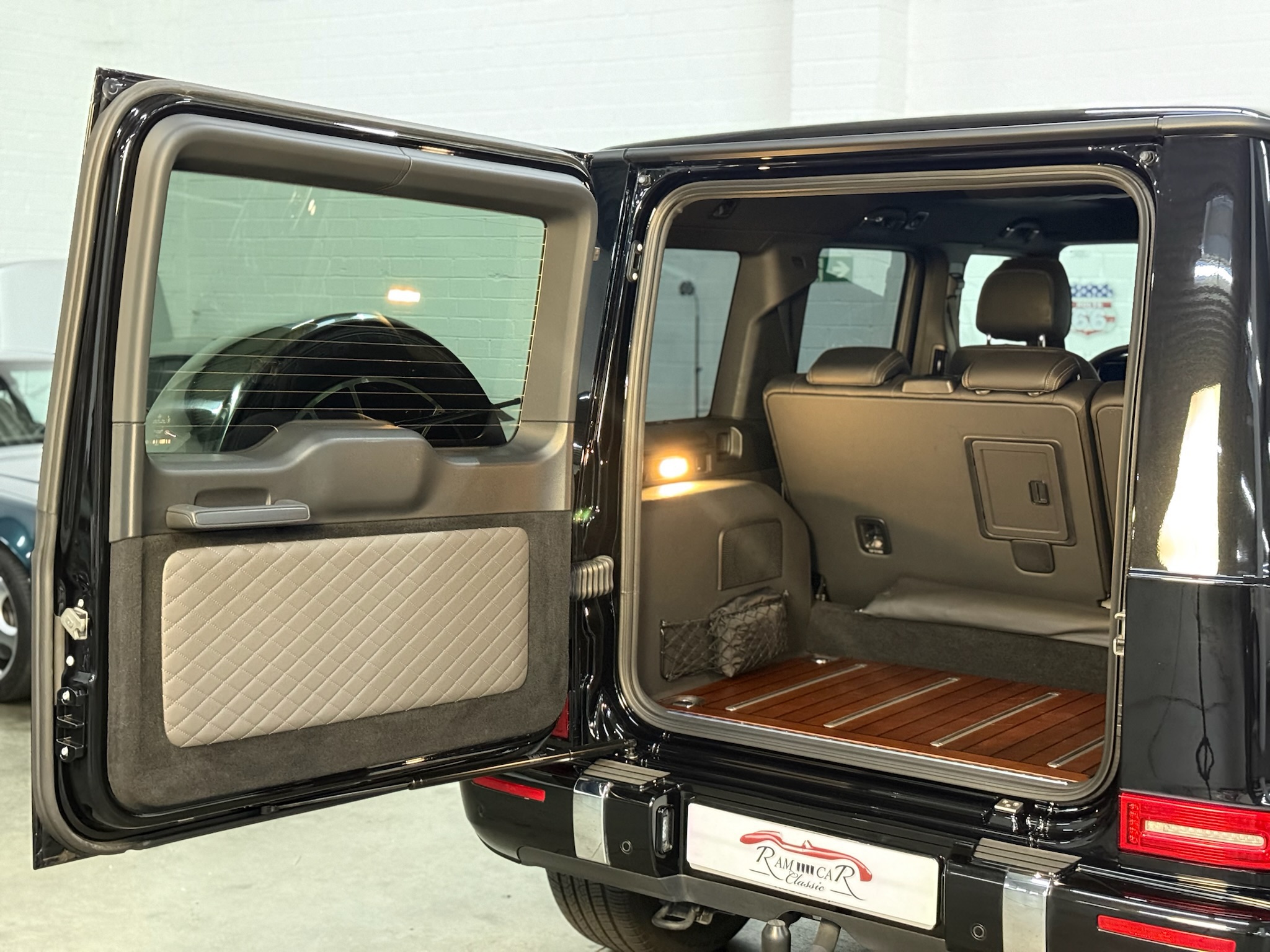 
								Mercedes-Benz G 500 G 500 Final Edition Black (463.260) full									