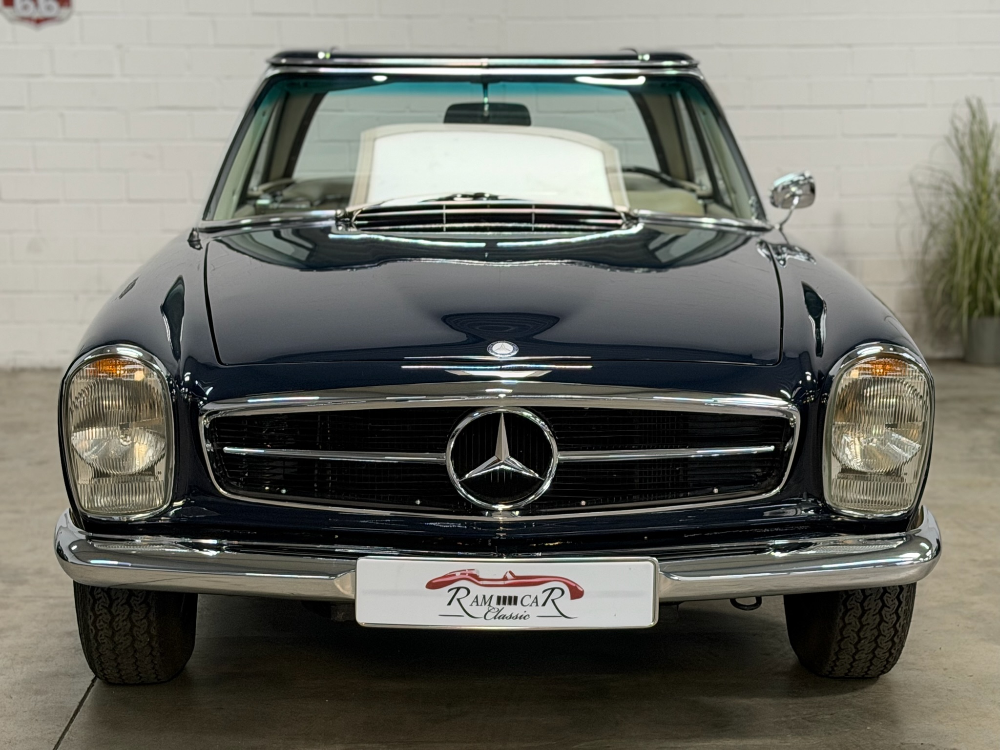 
								Mercedes-Benz 280 SL Pagode deutsches Fahrzeug matching numbers 40Jahre im Familienbesitz full									