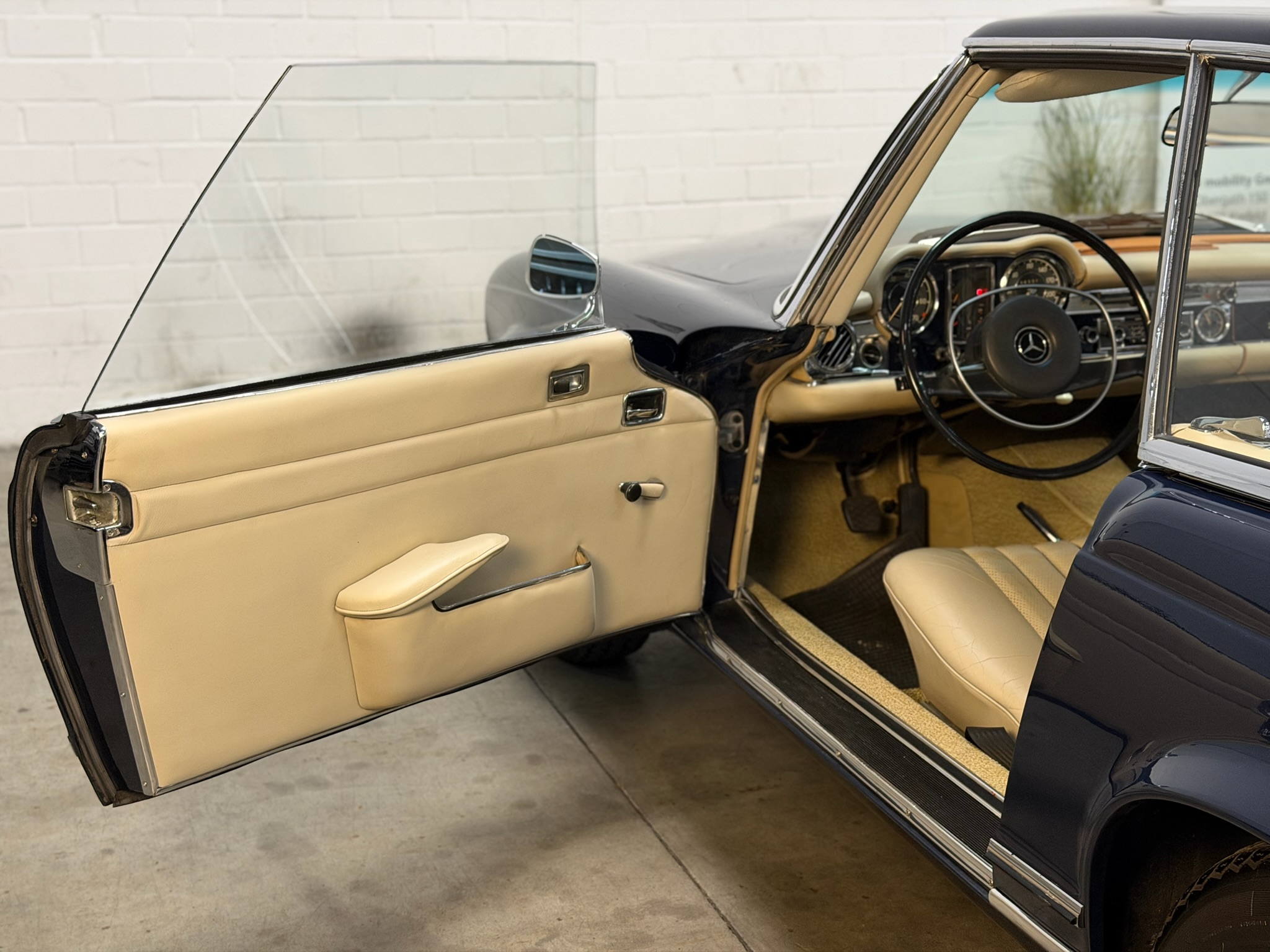 
								Mercedes-Benz 280 SL Pagode deutsches Fahrzeug matching numbers 40Jahre im Familienbesitz full									