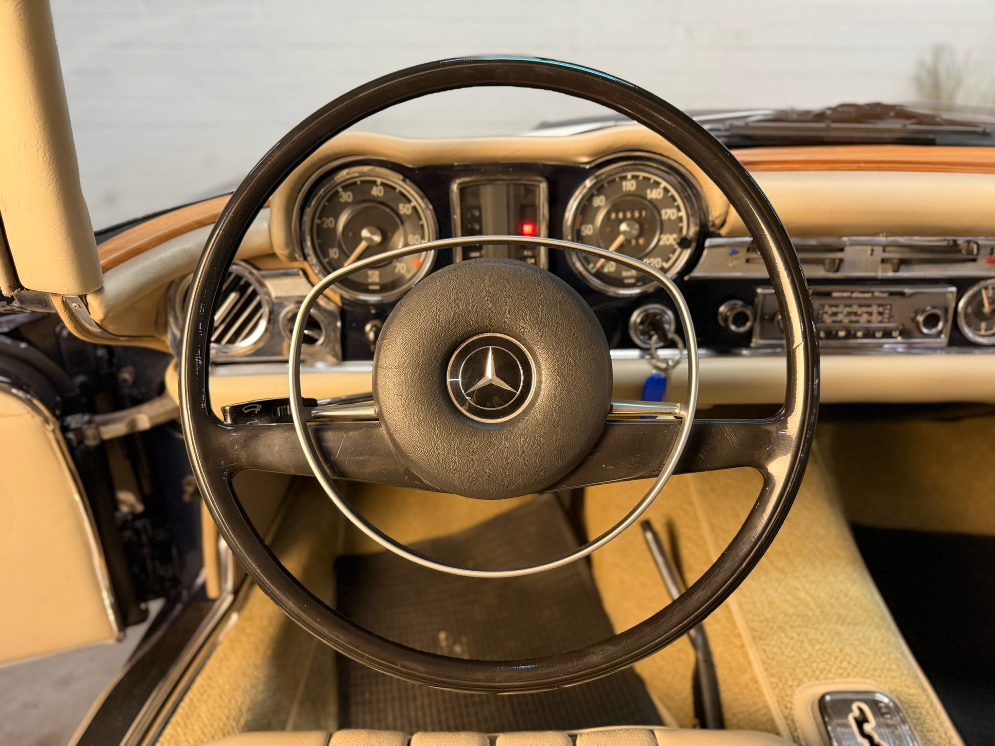 
								Mercedes-Benz 280 SL Pagode deutsches Fahrzeug matching numbers 40Jahre im Familienbesitz full									