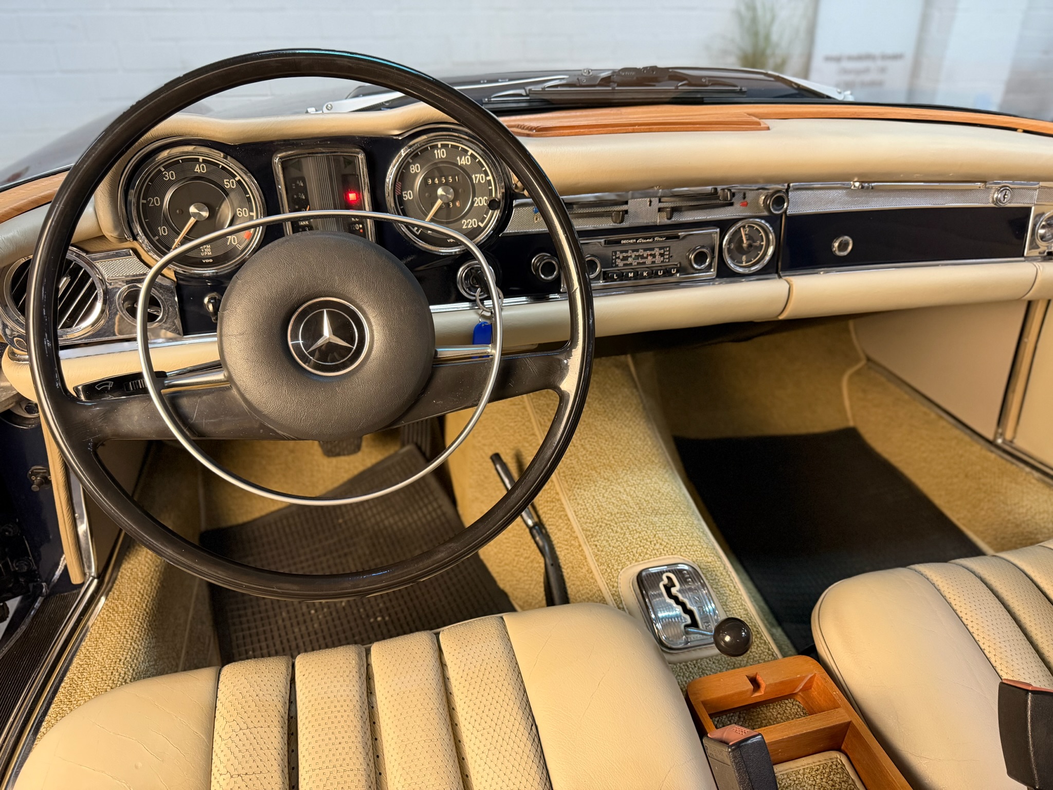 
								Mercedes-Benz 280 SL Pagode deutsches Fahrzeug matching numbers 40Jahre im Familienbesitz full									