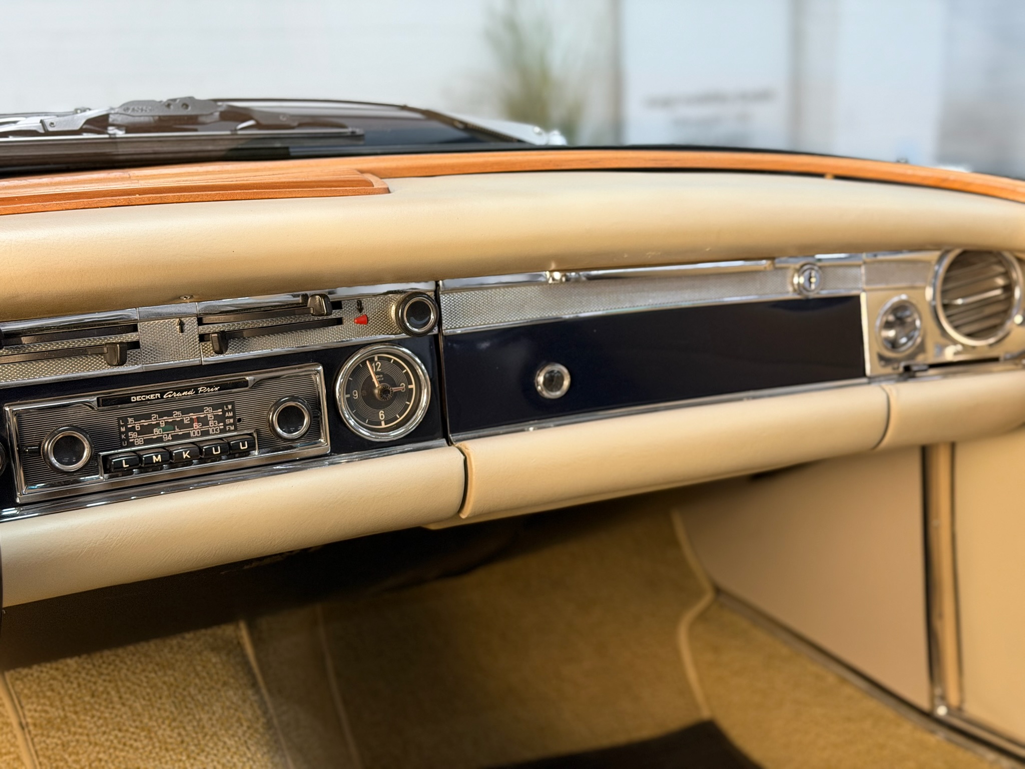 
								Mercedes-Benz 280 SL Pagode deutsches Fahrzeug matching numbers 40Jahre im Familienbesitz full									