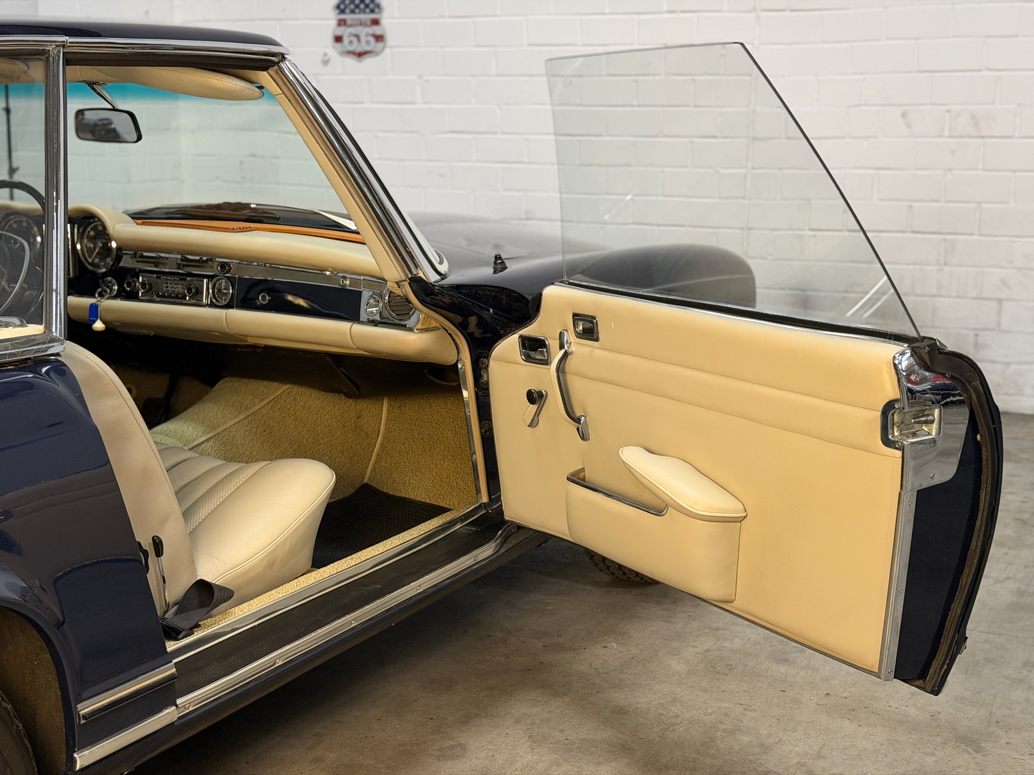 
								Mercedes-Benz 280 SL Pagode deutsches Fahrzeug matching numbers 40Jahre im Familienbesitz full									