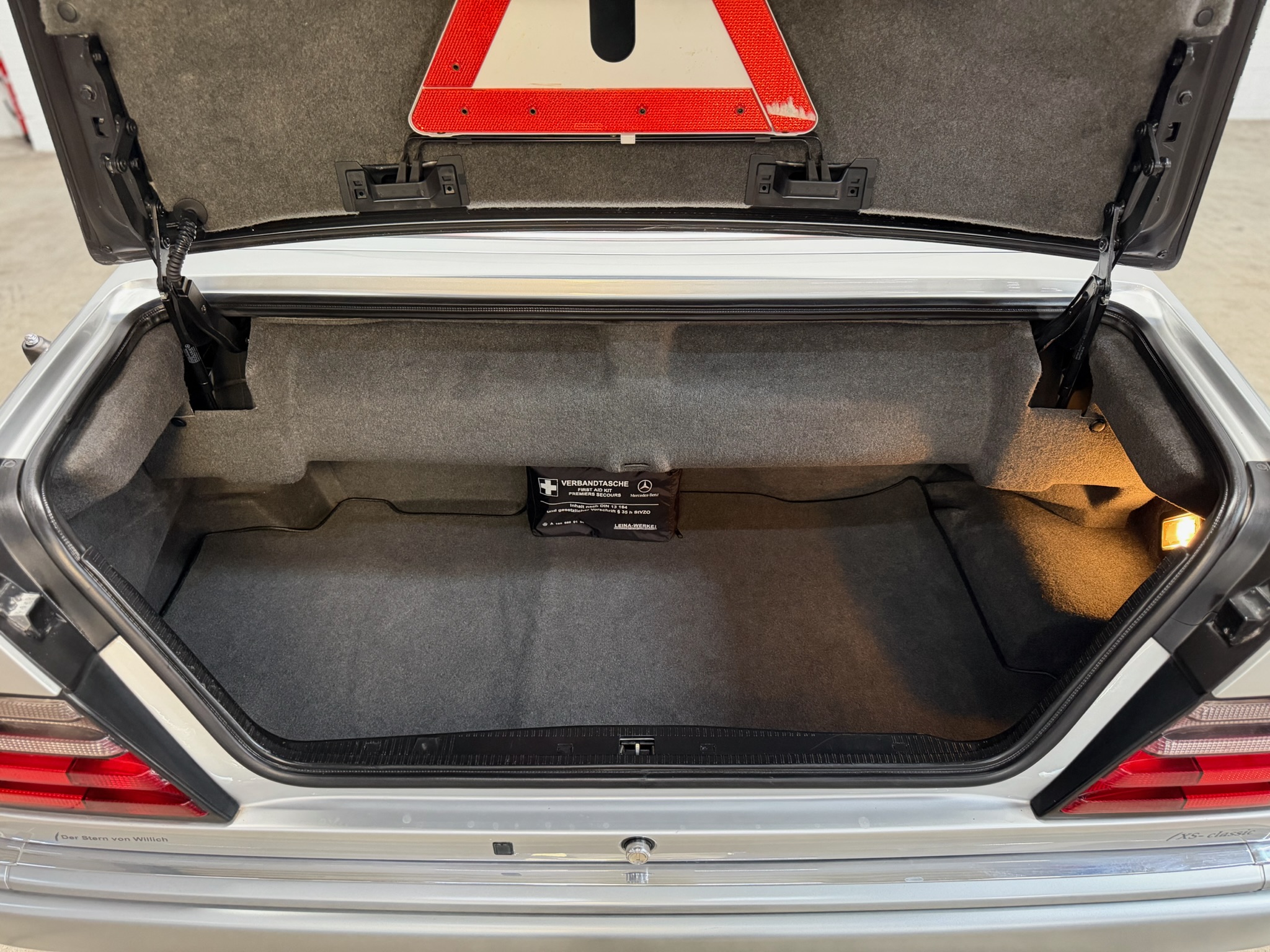
								Mercedes-Benz E 200 Cabriolet (W124) – Originalzustand – Sammlerfahrzeug full									